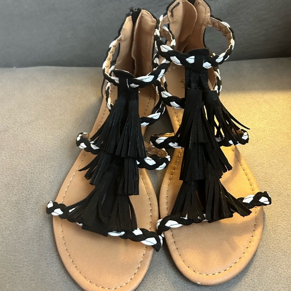 Clearance QUPID BRAIDED GLADIATOR SANDAL BLACK & WHITE SUEDE 8 - Picture 2 of 10
